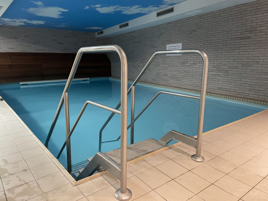 Beheizter Innenpool für Hausgäste Ferienwohnung Hygge - familienfreundliche Ferienwohnung an der Ostsee